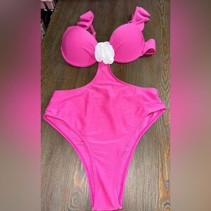 🍀Pink One-Piece Swimsuit with Floral Accent